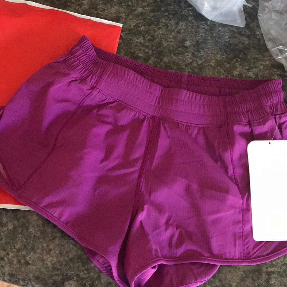 Lululemon shorty Hot Short ll size 6